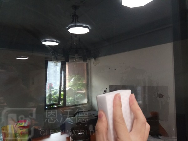 玻璃上的污漬怎用什么去除呢？玻璃上有水垢怎么辦？